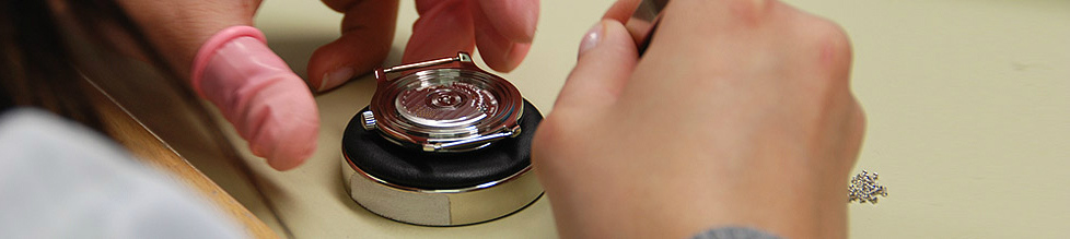 爱彼手表售后服务电话（爱彼表扣刮花）